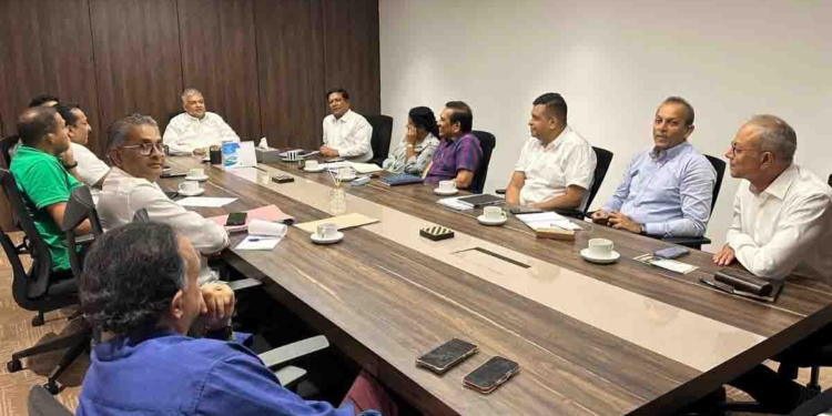 ඊයේ රනිල් කැඳවපු මීටිමෙන් පස්සේ නවීන්ගෙන් තවත් ට්විටර් පණිවුඩයක්! තලතා ඇහුවා මම 21 රැස්වීමට එනවද කියලා! මම කෙළින්ම කිව්වා ‘නෑ’ කියලා! රාජපක්ෂලා එක්ක කරන දේශපාලනය ගැන විශ්වාස කරන්න එපා! I Sri Lanka Latest News