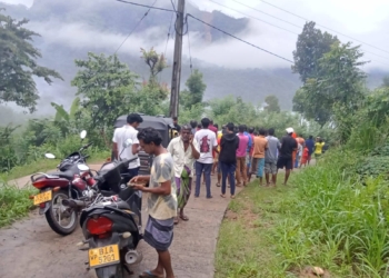 නායයෑම් තව ඉවර නෑ..! මේ අද උදේ ඇකිරිය මීගොල්ලේ නාය ගිය හැටි.! මිනිස්සු බයටම පාරට ඇවිල්ලා…! PHOTOS I Sri Lanka Latest News