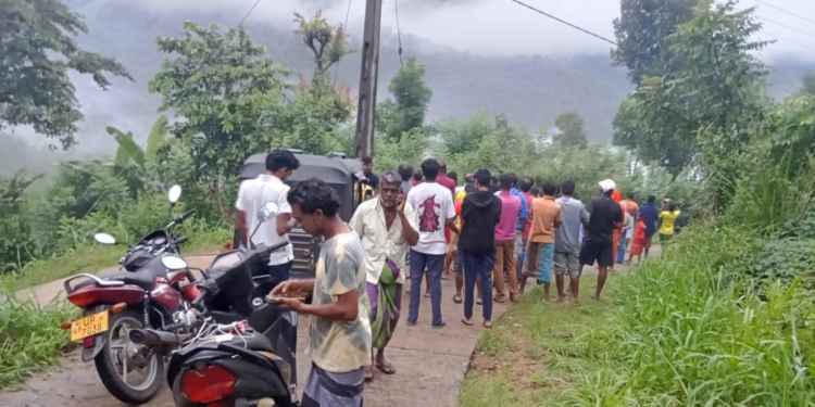 නායයෑම් තව ඉවර නෑ..! මේ අද උදේ ඇකිරිය මීගොල්ලේ නාය ගිය හැටි.! මිනිස්සු බයටම පාරට ඇවිල්ලා…! PHOTOS I Sri Lanka Latest News