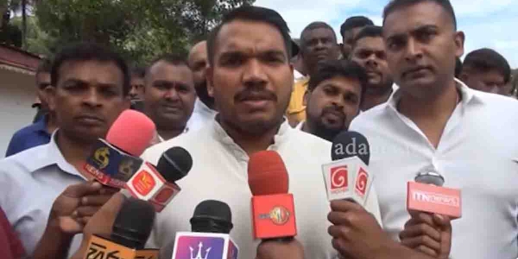 ආපදාව අස්සේ රනිල්ට තවත් බ්ලාස්ට් එකක්! සිලින්ඩරෙන් ඡන්දෙ ඉල්ලලා පාර්ලිමේන්තු ආපු අනුරාධ ජයරත්න නාමල්වත් එක්කගෙන ගම්පොළට එයි! මිනිස්සුන්ගේ දුක නාමල්ට පෙන්වයි! දැන් කව්ද අප්පා රනිල්ට ඉතුරු..? VIDEO I Sri Lanka Latest News