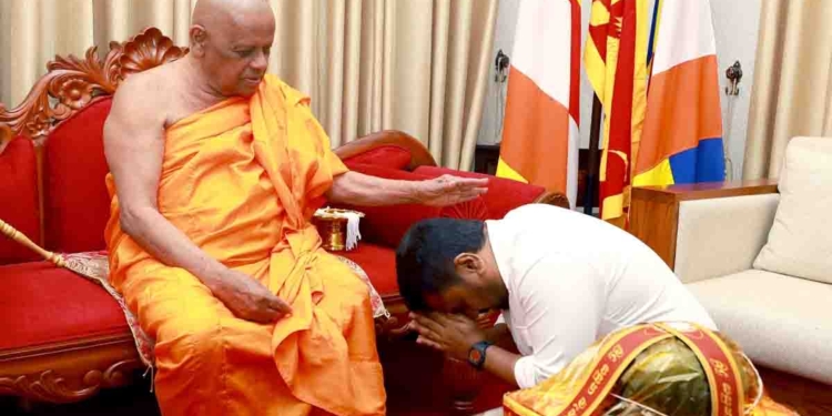 අනුර අස්ගිරි මහනාහිමියොත් බැහැදකී! PHOTOS I Sri Lanka Latest News