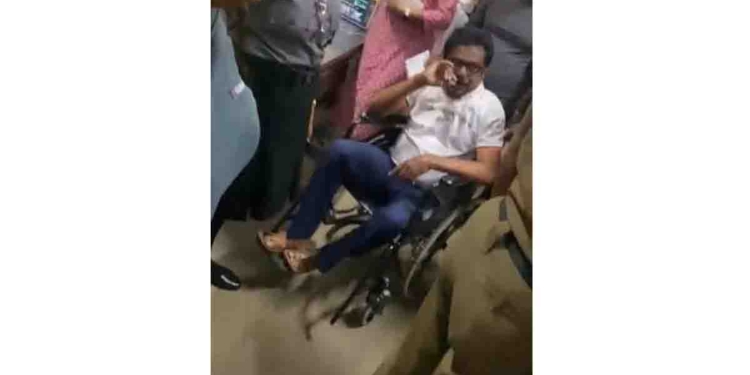 ඇක්සිඩන්ට් එකෙන් පස්සේ රන්වලට මිනිස්සු ජාතික රෝහලේදී හොඳම එකෙන් අමතයි! එකම ගාලගෝට්ටියක්! ‘කෝ නීතිය..? කතානායක නෙවෙයි මොකා වුණත් කමක් නෑ!’ රෝද පුටුවට වෙලා රන්වල සද්ද නැතිව හිටපු හැටි! VIDEO I Sri Lanka Latest News