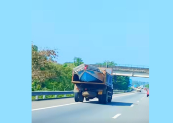 කොහොමද දකුණෙ එවුන්ගෙ ගැම්ම! බෝට්ටු ටික හයිවේ එකේ කොළඹට! VIDEO  I Sri Lanka Latest News