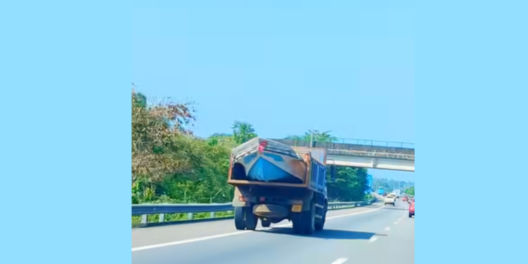 කොහොමද දකුණෙ එවුන්ගෙ ගැම්ම! බෝට්ටු ටික හයිවේ එකේ කොළඹට! VIDEO  I Sri Lanka Latest News