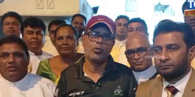 ‘ජනාධිපතිතුමනි.. රෑට රෑට එන්න කියලා බුරියානි කන්න දීලා කොළඹ නගර සභාව පාලනය කරන්න බෑ! ආණ්ඩුවට ඡන්දය දුන්නු විපක්ෂයේ දෙන්නාටත් අපි කල් තියා මේ ප්‍රතිපලය කිව්වා! ආණ්ඩුවට ඡන්දය දුන්නු UNP මන්ත්‍රී ගැන ඒ අයගෙන් අහන්න!’ හෙට ඉඳන් කොළඹ නගර සභාව පාලනය කරන්නේ සජබය ප්‍රමුඛ ඒකාබද්ධ විපක්ෂය! කොළඹ මාලිමාව පරද්දන සටනේ නියමුවා මුජිබර් කොළඹ ඔපරේෂන් එක ගැන කතා කරයි! VIDEO I Sri Lanka Latest News