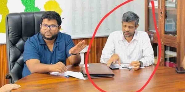 අපි නුවර යද්දී නුවර මහදිසාපතිතුමාගේ පුටුවේ ජවිපෙ මන්ත්‍රීවරයෙක් වාඩිවෙලා! මහදිසාපතිතුමා පැත්තකින් වාඩිකරවලා! මේක කොච්චර නරකද? ඒ මන්ත්‍රීතුමා ළඟ දත්ත තිබුණෙත් නෑ! හරි නම් ආණ්ඩුව රාජ්‍ය සේවකයන්ගෙන් සමාව ගන්න ඕන! VIDEO I Sri Lanka Latest News