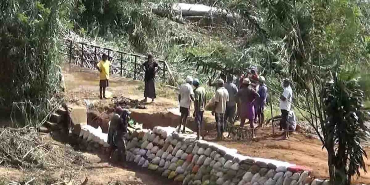 ආණ්ඩුව හදයි කියලා බලන් හිටියා… හැදුවේ නෑ! ටවුමට යන්න වෙන පාරකුත් නෑ! බැරිම තැන දොඩම්පාගල පාලම ගම්මුන්ම හදාගෙන! VIDEO I Sri Lanka Latest News
