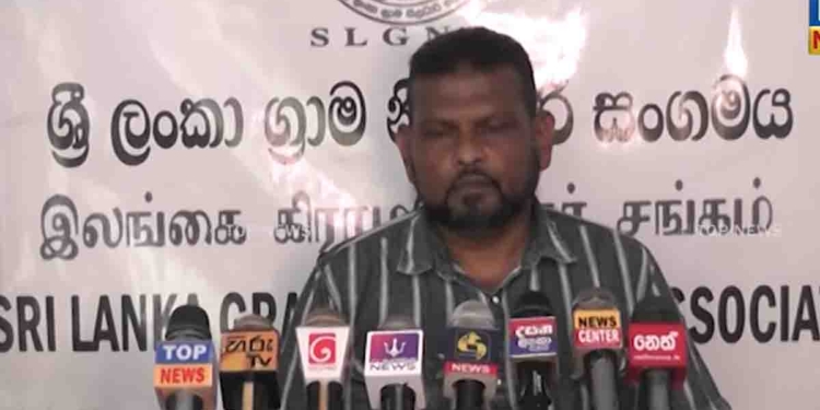 ආපදාවකදී කවදාවත් ගමේ දේශපාලන කමිටු ක්‍රියාත්මක වුණේ නෑ! මේ ආණ්ඩුවේ දේශපාලඥයන් දැඩි ලෙස අපේ නිලධාරීන්ට බලපෑම් කරනවා! සමහර තැන්වල ඒ අය පෝරම බෙදනවා! මහනුවර එක මාලිමා මන්ත්‍රීවරියක් ගමේ සියලු දෙනාටම 25000 දෙන පෝරමය බෙදලා! එහෙම කරන්න බෑ! ජනාධිපතිතුමනි.. වහාම මේක නවත්වන්න! ග්‍රාමසේවක මහත්තුරු දෙවන අනතුරු ඇඟවීමත් නිකුත් කරයි! VIDEO I Sri Lanka Latest News
