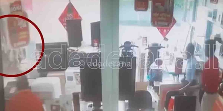 අම්බලන්ගොඩ ඝාතනයේ CCTV එළියට එයි! මරා දාපු කව්ද මේ හිරාන් කෝසල? VIDEO I Sri Lanka Latest News