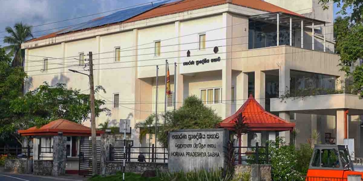 කොළඹ පරාජයෙන් පස්සේ මේ මොකද්ද වෙන්නේ? මීගමුවේ ඡන්දයක් නොතියාම අයවැය සම්මත වුණා කිව්වා! හොරණ විපක්ෂයේ මන්ත්‍රීවරු එන්නත් කලින් න්‍යාය පත්‍රය ඉරලා විසිකරලා ඔරලෝසුවේ වෙලාව වෙනස් කරලා අයවැය සම්මත කරගෙන! මේවා නම් ඉතිහාසයේ කවදාවත් වෙච්ච නැති දේවල්! තුට්ටු දෙකේ වැඩක්! හිඟා කනවා ඊට වඩා හොඳයි! හොරණත් නඩු මගට! VIDEO I Sri Lanka Latest News