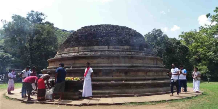 ඓතිහාසික මිහින්තලේ කටු සෑයේ මල් ආසනේ දෙන්නෙක් කඩලා! පොලිසියට කෝල් කළාම එවන්න කෙනෙක් නෑ කියලා! OICට කෝල් කළාට ප්‍රතිචාරයක් නොමැතලු! VIDEO I Sri Lanka Latest News