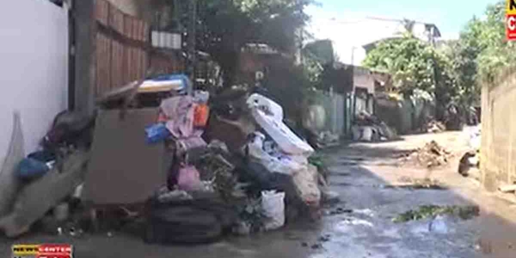 ගංවතුර බැහැලා සතියක් ගිහිල්ලත් කොටිකාවත්ත-කොලොන්නාව-වැල්ලම්පිටිය පාරේ ගංවතුරේ කුණු කඳු ගොඩගැහිලා! පාරෙ යන්නත් බෑ පුදුම ගඳක් තියෙන්නේ! ඉක්මනටම අයින් නොකොළොත් සෞඛ්‍ය ප්‍රශ්නත් එන්න පුළුවන්! ප්‍රාදේශීය සභාව මොනවද කරන්නේ? VIDEO I Sri Lanka Latest News