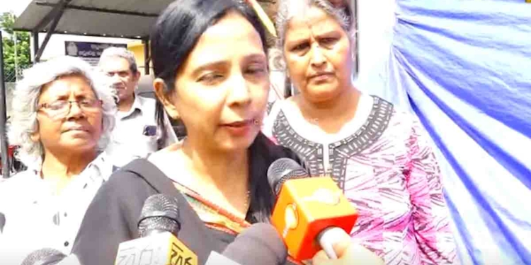 මාලිමා කඩුවෙල නගරාධිපති රන්ජන් ජයලාල් හැංගිලා? පළවෙනි දවසෙ එන්න බෑ කියලා! දෙවැනි දවසෙත් ඇවිත් නෑ! තර්ජනයට ලක්වූ නීතීඥවරිය උසාවි යන්න ලෑස්ති වෙයි! නීතීඥ සංගමයත් වැඩේ අතට ගන්න සූදානම්! VIDEO I Sri Lanka Latest News