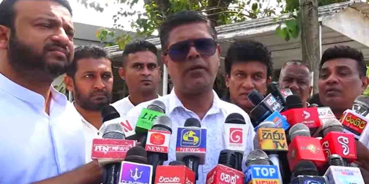 පොලිසියෙන් කියාගෙන මිරිහානෙන් ගෙදරට ඇවිත් හොයලා! බිරියගේ ගෙදරටත් පොලිසියෙන් කියන් ගිහින් අහලා! සිකුරාදා මහගෙදරට CID එකෙන් කියන් ගිහින් හොයලා! ඇහුවාම පොලිසිය දන්නෙත් නෑ! CIDය දන්නෙත් නෑ! මොකද්ද මේ? අනතුරු ඇඟවීමක්ද? කට වහන්න හදනවාද? කවුද මේවා පිටිපස්සේ ඉන්නේ? මුජිබර්ට ලොකු අවුලක්! පොලිස්පතිටම පැමිණිල්ලක්! VIDEO I Sri Lanka Latest News