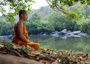 ශ්‍රීපාදයේ මහ කැලේ වැඩසිටින හාමුදුරුවෝ හදිසියේම එළියට ඇවිත් කිව්ව අනාවැකිය හරිගියා නේද? 2030 වෙනවා කියන දේත් සිදුවෙයිද? Sri Lanka Latest News