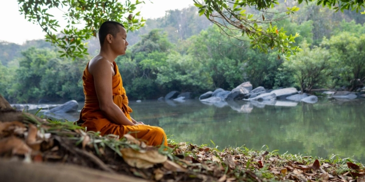 ශ්රීපාදයේ මහ කැලේ වැඩසිටින හාමුදුරුවෝ හදිසියේම එළියට ඇවිත් කිව්ව අනාවැකිය හරිගියා නේද? 2030 වෙනවා කියන දේත් සිදුවෙයිද? Sri Lanka Latest News
