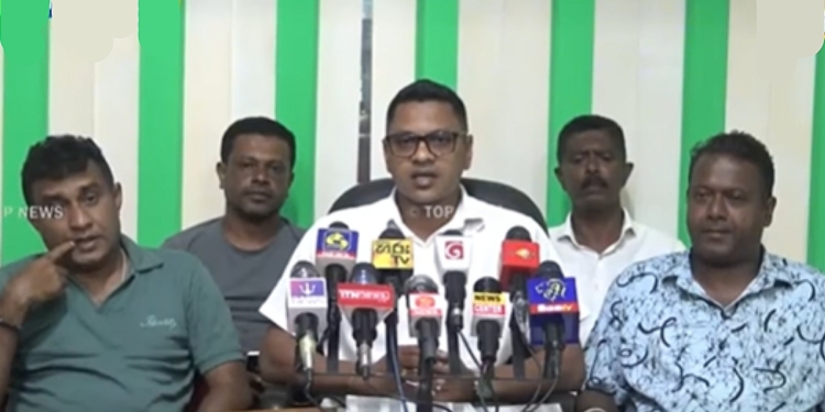 සජබ බලය තියෙන ගම්පොළට ගංවතුරින් ලොකු විනාශයක් වුණා! ටොන් 10000ක් කුණු එකතු වුණා! කට්ටිය මඩ ගහන්න ගත්තා සජබෙට කුණු අයින්කරගන්නවත් බෑ කියලා! ඔන්න සජබ නගරාධිපතිතුමායි මන්ත්‍රීවරුයි වැඩේ ගොඩ දැම්මා! දැන් නගරෙ කුණු බිංදුවක්වත් නෑ! ආණ්ඩුවත් සපෝට් එක දීලා! VIDEO I Sri Lanka Latest News