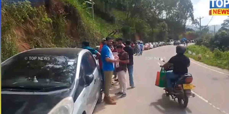 මෙන්න නියම චැලෙන්ජ් එකක්! තග දාපු ඇල්ලේ බොරු චණ්ඩින්ට එරෙහිව රට පුරා ඉන්න පික්මී-ඌබර් රියැදුරන් ඇල්ල වටලයි! චණ්ඩි ත්‍රීවීල්කාරයොත් නෑ! ගමේ චණ්ඩින්ට සපෝට් එක දුන්නු පොලිස්කාරයනුත් හොයාගන්න නෑ! සීගිරි-පිදුරංගල ඉන්න මාෆියා ත්‍රීවීල් රියැදුරන්ටත් මේ රිටර්න් එකම දෙන්න ඕන! VIDEO I Sri Lanka Latest News