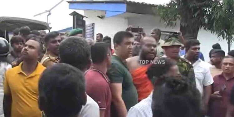 බීමත් පොලිස් නිලධාරීන් තරුණයකුට ගහපු බවට චෝදනා! ගම්මු හංවැල්ල පොලිස් ස්ථානය වටලයි! VIDEO I Sri Lanka Latest News