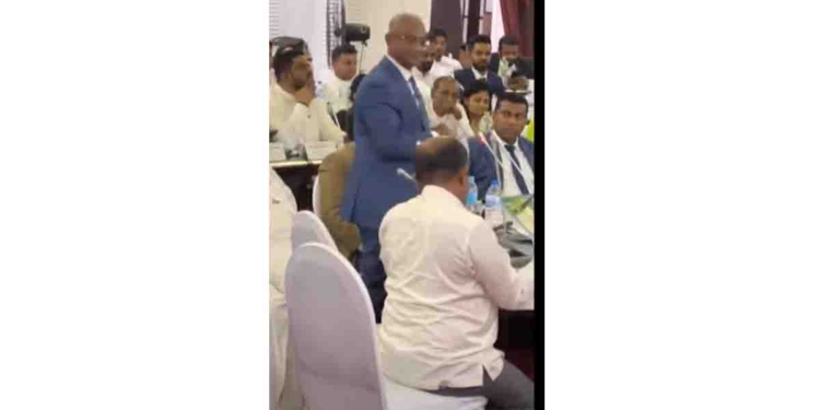 කොළඹ අයවැය පරද්දන්න කලින් මාලිමා නගරාධිපතිනිය ඉස්සරහා තියාගෙන රෝයි ඉතිහාසගත වෙන කතාවක් කරයි! රහස් ඡන්දයක් තියලා නාගරික කොමසාරිස් ගහපු ගේම ගැනත් මතක් කරයි! නාකියා… සක්කිලියා.. සටන පාවා දුන්නා…! චෝදනාවලටත් උත්තර දෙයි! VIDEO I Sri Lanka Latest News