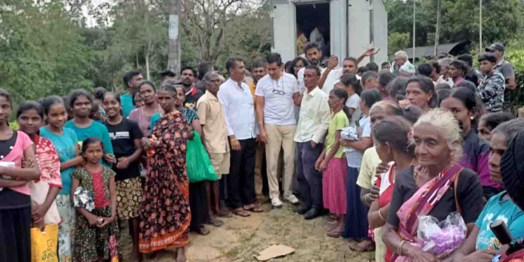 දේශපාලනය අමතක කොට සුජීව මහනුවරට බහී! ලොරි පිටින් බඩු අරන් ගිහින් අවතැන් වූවන්ට බෙදයි! ඇස් දෙකෙන්ම දැක්ක විනාශය රටට කියයි! මෙහෙම විනාශවලින් ගොඩ එන විදිහ ගැනත් කතා කරයි! VIDEO I Sri Lanka Latest News