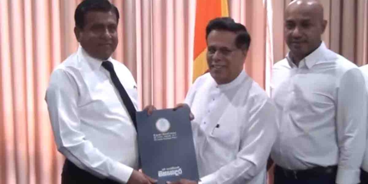 මෛත්‍රී නායකයා කළා! නිමල්ලා අයින් කළා! විජේදාස නඩු දැම්මා! දැන් නිමල් කොළඹ දිස්ත්‍රික් නායකයා කරලා! විජේදාස නිමල්ලාට එකතු වෙලා! නඩු ටිකත් අයින් කරන්ලු! VIDEO I Sri Lanka Latest News
