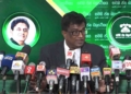 මාලිමාවට ඒ පාර ‘මල්’ ප්රශ්නයක්! රත්නපුර මාලිමා මන්ත්රී හිටපු විදුහල්පති ශාන්ත පද්මකුමාරගේ ඉඩමකින් පොලිසියට ‘මල්’ පැල හමුවෙලා! පොලිසිය අත්අඩංගුවට ගත්තේ මොන මල්ද ? කොපමණ ප්රමාණයක්ද ? පොලිසිය විසින් මල් වගාවක් අත්අඩංගුවට ගන්න හේතුව කුමක්ද? ඒ මල්පැලවලට ක්රියාමාර්ග ගෙන තිබෙනවාද? සජබෙ අජිත් පී පෙරේරාට ප්රශ්න ගොඩක්! මල් පැල වේෂයෙන් ආපු වල් පැල හඳුනගන්න ජනතාවට බැරි වුණු එක ගැන කනගාටුයි! VIDEO I Sri Lanka Latest News