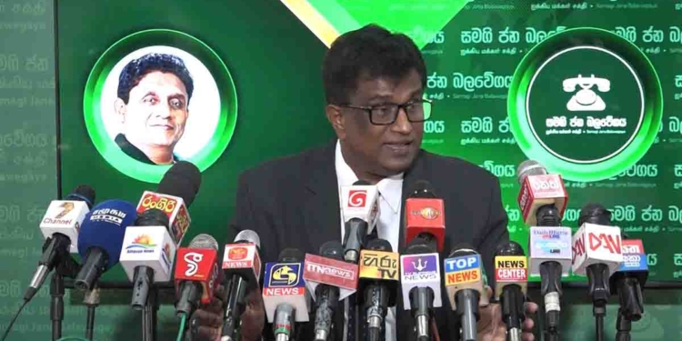 මාලිමාවට ඒ පාර ‘මල්’ ප්‍රශ්නයක්! රත්නපුර මාලිමා මන්ත්‍රී හිටපු විදුහල්පති ශාන්ත පද්මකුමාරගේ ඉඩමකින් පොලිසියට ‘මල්’ පැල හමුවෙලා! පොලිසිය අත්අඩංගුවට ගත්තේ මොන මල්ද ? කොපමණ ප්‍රමාණයක්ද ? පොලිසිය විසින් මල් වගාවක් අත්අඩංගුවට ගන්න හේතුව කුමක්ද? ඒ මල්පැලවලට ක්‍රියාමාර්ග ගෙන තිබෙනවාද? සජබෙ අජිත් පී පෙරේරාට ප්‍රශ්න ගොඩක්! මල් පැල වේෂයෙන් ආපු වල් පැල හඳුනගන්න ජනතාවට බැරි වුණු එක ගැන කනගාටුයි! VIDEO I Sri Lanka Latest News