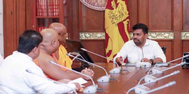 මල්වතු-අස්ගිරි නියෝජ්ය ලේඛකාධිකාරි හිමිවරු සහ දියවඩන නිලමේ අනුර හමුවෙයි! මාලිගාවෙන් ජනතාවට සහන සලසන අරමුදලට මුදල් පරිත්යාග කරයි! PHOTOS I Sri Lanka Latest News