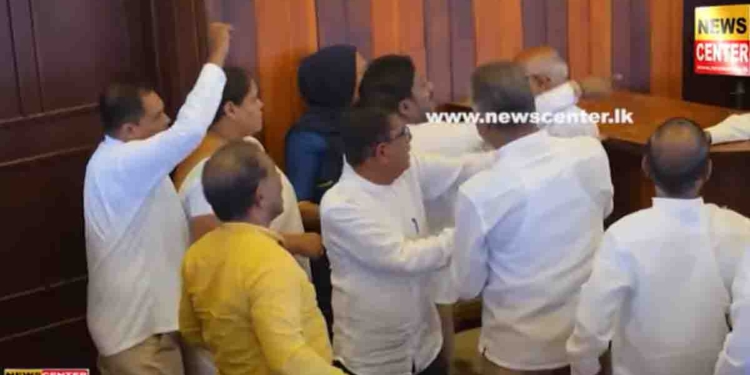 ගාලු නගර සභාවේ අයවැය උණුසුම්! ඡන්ද 2ක් තියයි! විපක්ෂයේ මන්ත්‍රීවරයෙකුත් නගරාධිපති අසුනේ වාඩිවෙයි! නාගරික ලේකම්වරිය හිරවෙයි! අතපය විසිවෙද්දී අන්තිමේ පොලිසියත් ගෙන්වයි! VIDEO I Sri Lanka Latest News