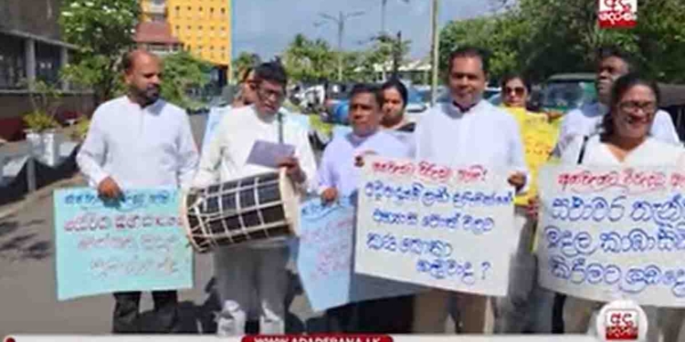 හොරණ වගේ වෙලාව වෙනස් කරලා ගේමක් ගහයිද? ගාල්ලේ අයවැයට පෙර විපක්ෂය පාරට බහී! VIDEO I Sri Lanka Latest News