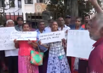අපිට තාම උත්තරයක් නෑ! ගෙවල්වලට යන්න විදිහකුත් නෑ! අපේ ජීවිත වළපල්ලට ඇදලා දාලා! වසම් 8ක මිනිස්සු පාරට බසී! නායයාමෙන් විනාශ වුණු ගම්පොළ හෙට අනිද්දාම ආපහු පාරක් ගිනිගන්න වගේ යන්නේ! VIDEO I Sri Lanka Latest News