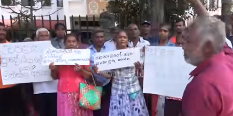 අපිට තාම උත්තරයක් නෑ! ගෙවල්වලට යන්න විදිහකුත් නෑ! අපේ ජීවිත වළපල්ලට ඇදලා දාලා! වසම් 8ක මිනිස්සු පාරට බසී! නායයාමෙන් විනාශ වුණු ගම්පොළ හෙට අනිද්දාම ආපහු පාරක් ගිනිගන්න වගේ යන්නේ! VIDEO I Sri Lanka Latest News