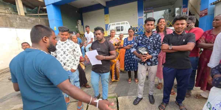 කිසිම පරීක්ෂාවක් කරන්නේ නැතිව ආපහු පදිංචියට යන්න කියලා! නායයාමේ අවදානම නිසා තලවාකැලේ දෙමළ විද්‍යාලයේ රැඳී සිටින ග්‍රේට්වෙස්ටර්න් වතුජනතාව මානව හිමිකම් කොමිසමට පැමිණිලි කරයි! PHOTOS I Sri Lanka Latest News