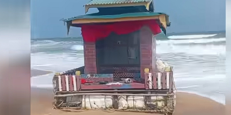 කුච්චවේලි වෙරළට ගෙයක් වගේ අමුතු බෝට්ටුවක් ඇවිත්! VIDEO I Sri Lanka Latest News