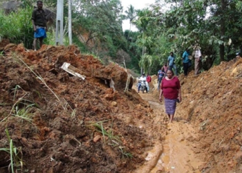 ගම්පොළ සොහොනක් නාය ගිහින් මාසෙකට කිට්ටුයි! මළමිනී තවමත් මහපාරේ! බලධාරීන්ට කිව්වට සතපහකට ගණන් අරන් නෑ! Sri Lanka Latest News