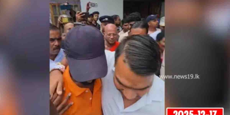 කඳවුරුවලින් මිනිස්සු ඉක්මනට ගෙවල්වලට යවන්න කියලා නාමල් කියන කොට මාලිමාවේ කොල්ලෙක් නාමල්ට කෑගහයි! මිනිස්සු ඉස්සරහම නාමල් කොල්ලව මෙල්ල කරපු ලස්සන කොහොමද? VIDEO I Sri Lanka Latest News