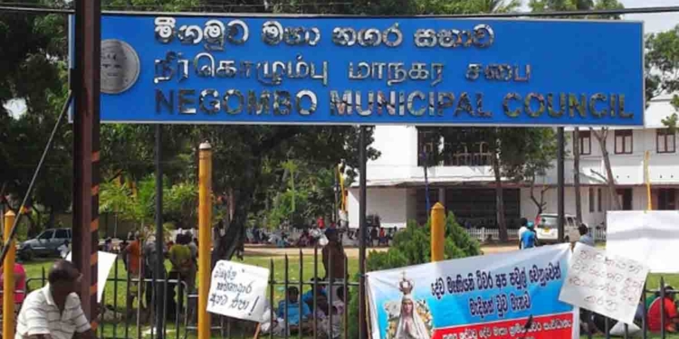 දිගින් දිගටම අයවැය පරදිද්දී මාලිමාව මීගමුවෙන් අලුත් සෙල්ලමක් පටන් ගනී! අයවැය කියෙව්වා! නගරාධිපති කතාව කළා! අයවැය සම්මතයි කිව්වා! නැගිටලා ගියා..! ඡන්ද මොනවත් නෑ! විපක්ෂය විරෝධය පළකරයි! අමුඅමුවේ නීතිය උල්ලංඝනය කිරීමක්! සජබය අද පළාත් පාලන කොමසාරිස්වරියට ලිඛිතව පැමිණිලි කරයි! VIDEO I Sri Lanka Latest News