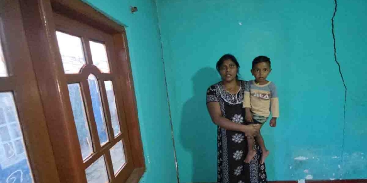 තවමත් නායයාමේ අවදානම නැතිවෙලා නෑ! ගෙවල්වල බිත්ති පැලිලා! පරීක්ෂා කරලත් නෑ! එහෙම තියෙද්දි වතු පාලකයන් අවතැන් කඳවුරුවලින් ඔක්ස්ෆෝඩ්වත්තේ ජනතාවට යන්න කියන්නේ මොන හිතකින්ද? PHOTOS I Sri Lanka Latest News