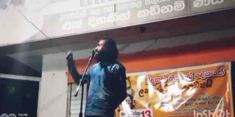 රැවුල වවලා..! කොණ්ඩෙත් වවලා..! විජේවීරගේ කටහඬට ළඟින්ම යනවා! රටට අලුත් නායකයෙක් ගැන කොහේදෝ හන්දියක මයික්‍රෆෝනයක් දෙවනත් වෙන්න කතා කරන මේ කව්ද? VIDEO I Sri Lanka Latest News