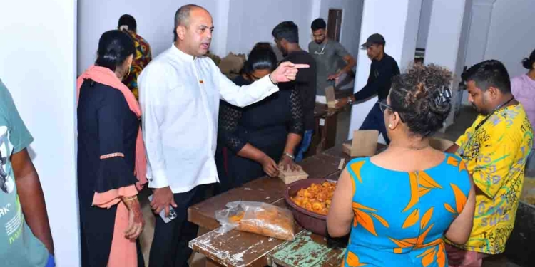 පාර්ලිමේන්තුවට යන්න කලිනුත් අසරණ වෙලා ඉන්න ඒ තමන්ගේ මිනිස්සුන්ට කන්න දීලා යන මෙහෙම මන්ත්‍රීවරුත් ඉන්නවා! VIDEO I Sri Lanka Latest News