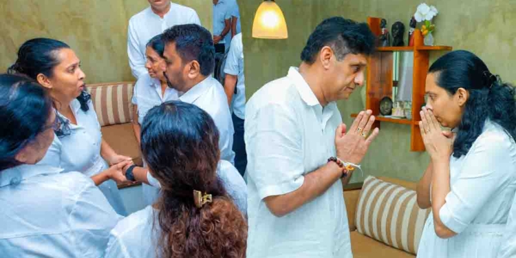 මිනිස්සු බේරාගන්න ගිහින් ජීවිතය පූජා කරපු හෙලිකොප්ටර් නියමු නිර්මාල්ට අනුර-සජිත් අවසන් ගෞරව පුදකරයි! PHOTOS & VIDEO I Sri Lanka Latest News