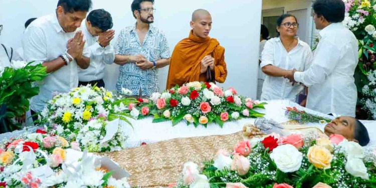 කාට අමතක වුණත් හැම අවුරුද්දකම අපේ ගී රැජිනගෙ උපන්දිනයට ගෙදරටම ගිහින් පියානෝව වාදනය කරලා සින්දු කියපු මේ නායකයා ඊයේ ජයරත්න මල් ශාලාවට ගියේ මොනවා හිතේ තියාගෙන වෙන්න පුළුවන්ද? VIDEO & PHOTOS I Sri Lanka Latest News