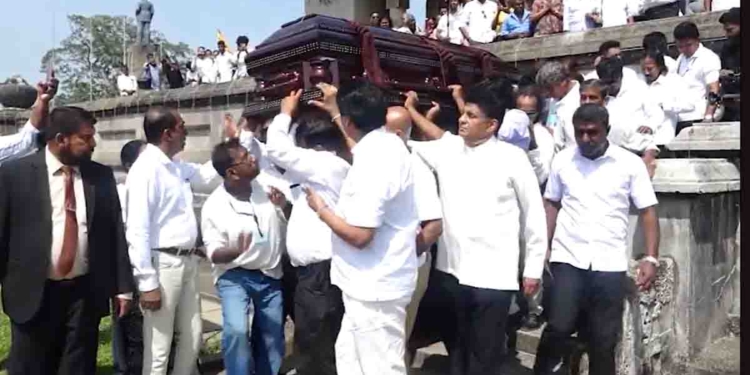 දෙනෝදාහක් ඉදිරියේ නිදහස් චතුරශ්‍රයේදී සජිත් ප්‍රේමදාස ඉතා හැඟීම්බර කතාවක් කරයි! VIDEO I Sri Lanka Latest News