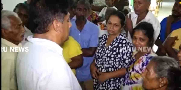 පව්.. මිනිස්සු හොඳටම වැටිලා..! විපක්ෂනායක බලන්න ආවාම අඬ අඬ මිනිස්සු දුක කියනවා! අපිව බලන්න කවුරුවත් ආවෙ නෑ මහත්තයෝ..! VIDEO I Sri Lanka Latest News