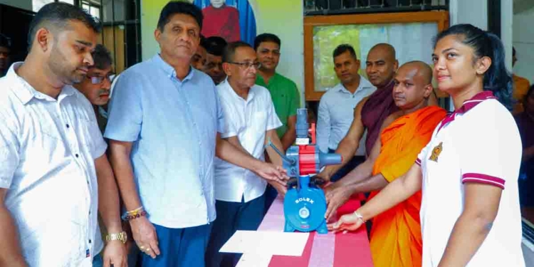 ආණ්ඩුවෙන් කරනවා කරනවා කිව්වට තාම කරලා නෑ! බොන්න පිරිසුදු වතුර ටිකක්වත් නැතිව මාවනැල්ලේ පන්සලක ඉන්න ජනතාවට විපක්ෂනායක සජිත් වතුර මෝටරයක් ගිහින් දෙයි! දැන් දෙයියනේ කියලා ඒ මිනිස්සු තමන්ගේ ළමයි එක්ක පිරිසුදු වතුර ටිකක්වත් බීලා ඉන්නවා! VIDEO & PHOTOS I Sri Lanka Latest News