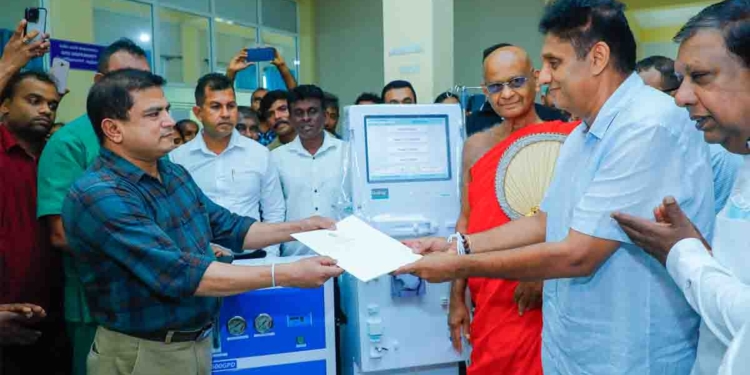 සුළි කුණාටුවෙන් වැඩිම විනාශයක් වූ බදුල්ලට විපක්ෂනායක සජිත් යයි! මහියංගණ මූලික රෝහලට ලක්ෂ 47ක වෛද්‍ය උපකරණ පරිත්‍යාග කරයි! කුණාටුවෙන් අනාථ වෙච්ච ජනතාව දැන් ආණ්ඩුවේ බොරුවලින් අනාථ වෙලා! VIDEO & PHOTOS I Sri Lanka Latest News