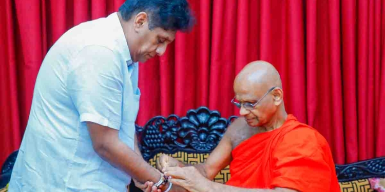මහියංගන රෝහලට ලක්ෂ 46ක සෞඛ්‍ය උපකරණ පරිත්‍යාග කරන්න කලින් විපක්ෂනායක සජිත් මහියංගන රජමහා විහාරය වැඳපුදාගෙන නායක හිමියන් හමුවී ආශිර්වාද ලබා ගනී! VIDEO & PHOTOS I Sri Lanka Latest News