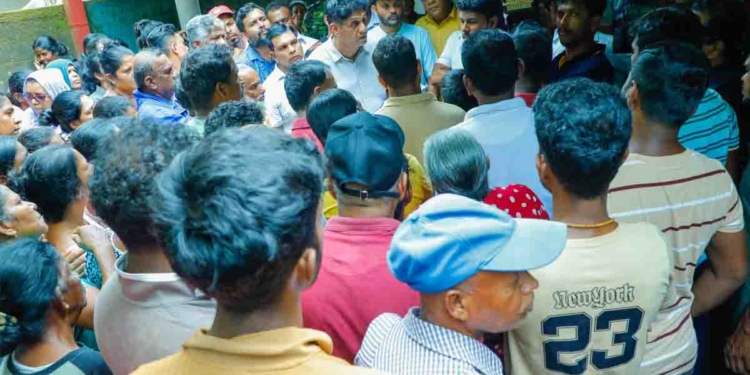 අපේ ගෙවල් යටවෙලා අපි පාරටත් ගියාට පස්සේ තමයි අනවුන්ස් කළේ ගංවතුරක් එනවා කියලා! අපිට කලින් කිසිම දැනුම්දීමක් කළේ නෑ..! අපිට තවම කිසිම ආධාරයක් ලැබිලා නෑ! යටියන්තොටට ගිය විපක්ෂනායක සජිත්ට අවතැන්වූවන්ගෙන් පැමිණිලි ගලයි! VIDEO & PHOTOS I Sri Lanka Latest News