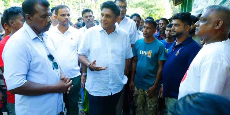 මහා විනාශය අස්සේ මානව හිමිකම් කඩවීමක්! අනතුරු අඟවන විටත් ආණ්ඩුව ක්රියාත්මක නොවුණේ ඇයි? සජිත් අද කෑගල්ලේ ගංවතුරෙන් විපතට පත්වූවන්ගේ දුකසැප බලයි! VIDEO & PHOTOS I Sri Lanka Latest News